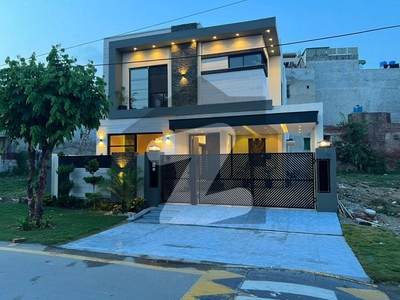 Elegant 10 Marla Home in Prime Location - Modern Design and Finishes DHA Phase 7