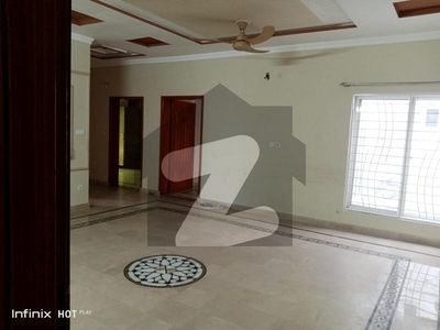 IDEAL LOCATION 10 MARLA USED HOUSE AVAILABLE FOR SALE IN LDA AVENUE 1 LDA Avenue