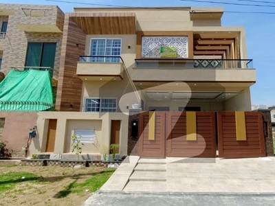 Prime Location 10 Marla House Available For Sale In LDA Avenue - Block J Lahore LDA Avenue Block J