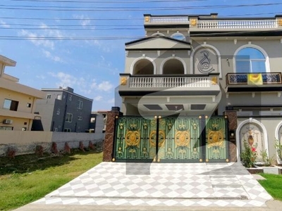 Prime Location 10 Marla House Ideally Situated In LDA Avenue - Block J LDA Avenue Block J