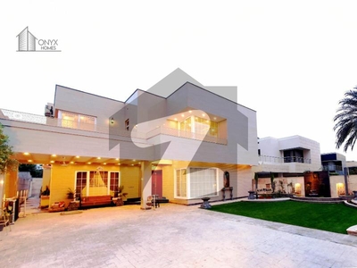 Spacious 1.5 Kanal Villa With Huge Car Porch And Massive Lawn On Main Boulevard Bahria Town Phase 4