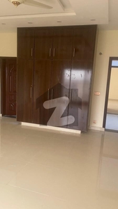15 mrla ground flor portion for Rent in beacon house socaity, 2 bed 1 kitchen TVlounge drawing rom gas available , suigas gezar available intrance seprite 1 car parking near to main boulevard road 70 fit and park Beacon House Society