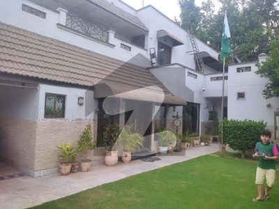 3bedrooms upper portion available for rent Cantt