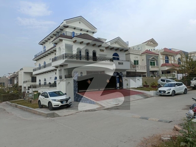 40 80 (14 marla) LUXURI TRIPLE STOREY PROPER CORNER HOUSE AVAILABLE FOR SALE IN G-13 G-13
