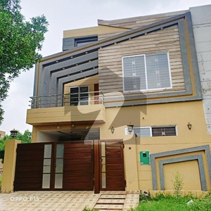 FACING PARK 5 MARLA LIKE A BRAND NEW HOUSE AVAILABLE FOR RENT Low Cost Block D