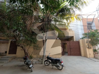 Prime Location House Sized 240 Square Yards In Gulistan-e-Jauhar - Block 4 Gulistan-e-Jauhar Block 4
