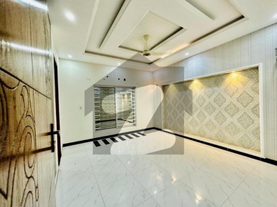 On Excellent Location In Central Park - Block G House Sized 1 Kanal For sale Central Park Block G
