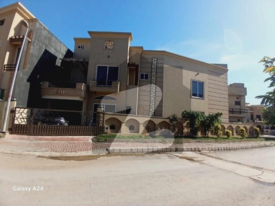 6.5 MARLA USED LUSH NEAT AND CLEAN CONDITION FULL HOUSE AVAILABLE FOR SALE VERY GOOD MOST PRIME LOCATION Proper Double Unit Very Reasonable Low Price House Bahria Town Phase 8 Safari Valley