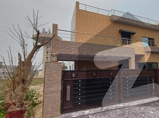 Kanal Used House For sale 4 bedrooms attached bath Near Park Masjied Valencia Housing Society