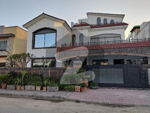 ONE KANAL USED HOUSE FULLY RENOVATED FOR SALE IN PRIME LOCATION OF BAHRIA TOWN Bahria Town Phase 4