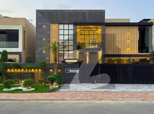 MOST BEAUTIFUL VILLA IN TOWN DHA Phase 4