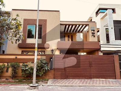 10 Marla House For Sale On Main Boulevard Bahria Town Lahore Bahria Town Main Boulevard
