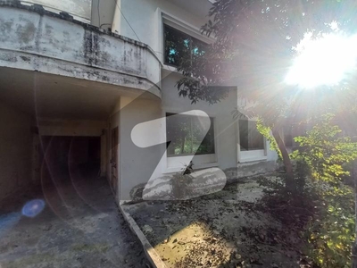 777 Sq/yd Old Demolishable House For Sale In F-6 Islamabad, F-6