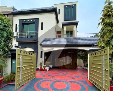 Contemporary 10 Marla House - Ideal for Family Living in Prime Location DHA Phase 7