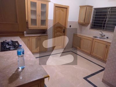E-11 1 Kanal Upper Portion 3beds DD TV Lounge Separate Gate For Rent E-11