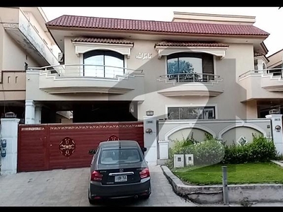 *E,11/2-_1 KANAL GROUND PORTION FOR RENT 3 BED ATTACHED BATH DD TVL SERVENT SEPARATE GATE* E-11/2
