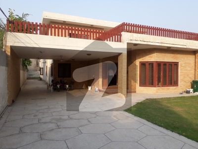 Super Hot Location Of Model Town House Is Up For Sale Model Town Block D