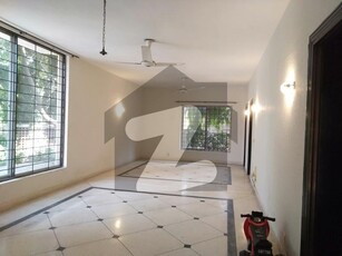 BEAUTYFUL 1 KANAL UPER PORTION AVAILABAL FOR RENT DHA Phase 4 Block AA