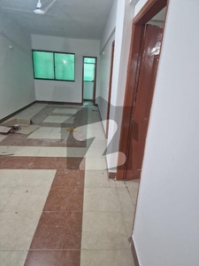 IDEAL LOCATION FLAT AVAILABLE FOR RENT Nishat Commercial Area