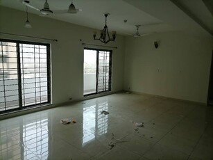 Flat For Grabs In 13 Marla Lahore