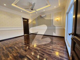 1 KANAL FULLY RENOVATED UPPER PORTION AVAILABLE FOR RENT Sui Gas Housing Society