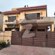 Prime Location 1 Kanal House For sale Available In E-11 E-11/3