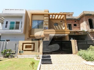 Spacious Facing Park House Is Available In Khayaban-e-Amin - Block N For sale Khayaban-e-Amin Block N